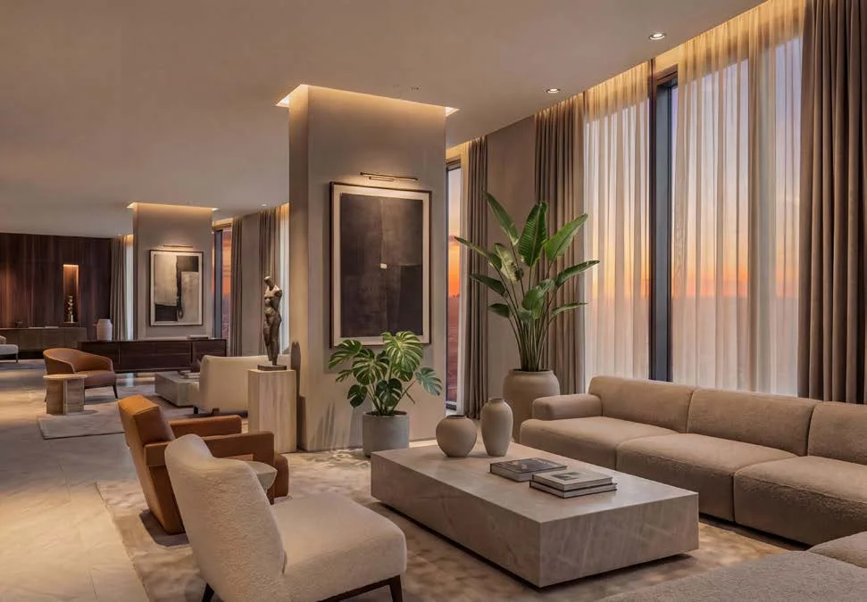 Гостиная резиденции AURUS Residences с панорамным окном на закатный город