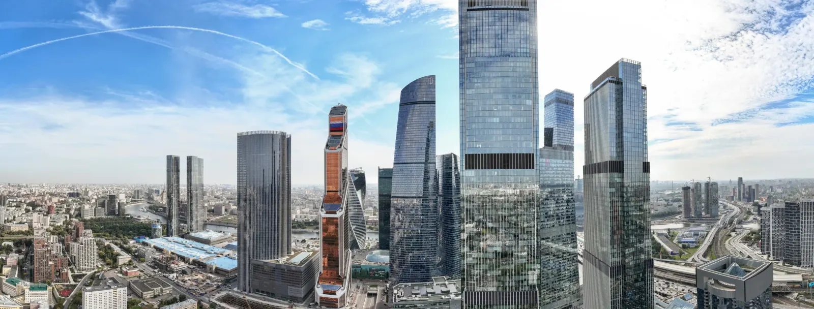 Панорама Москва-Сити днём — башни делового кластера на фоне неба